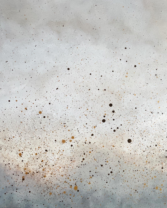 Närbild av en tavla där man ser penseldrag i mjuka molnliknande övergångar mellan grå och beige samt bruna och guldfärgade stänk.