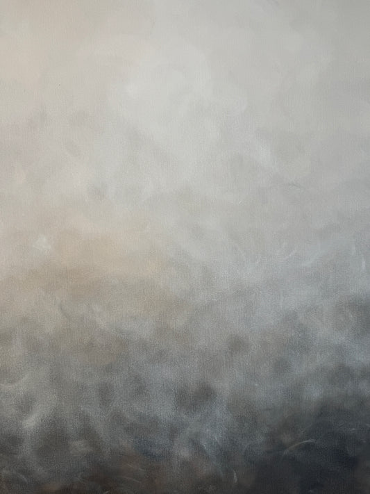 Närbild av en tavla där man ser penseldrag som visar mjuka övergångar i en gradient från svart och grå till beige och vit.