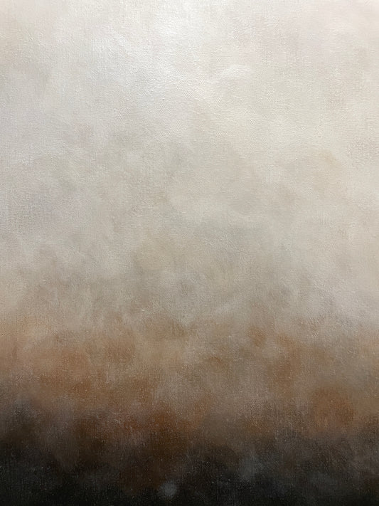 Närbild av en tavla där man ser penseldrag i mjuka molnliknande övergångar mellan svart, brun, beige och vit.