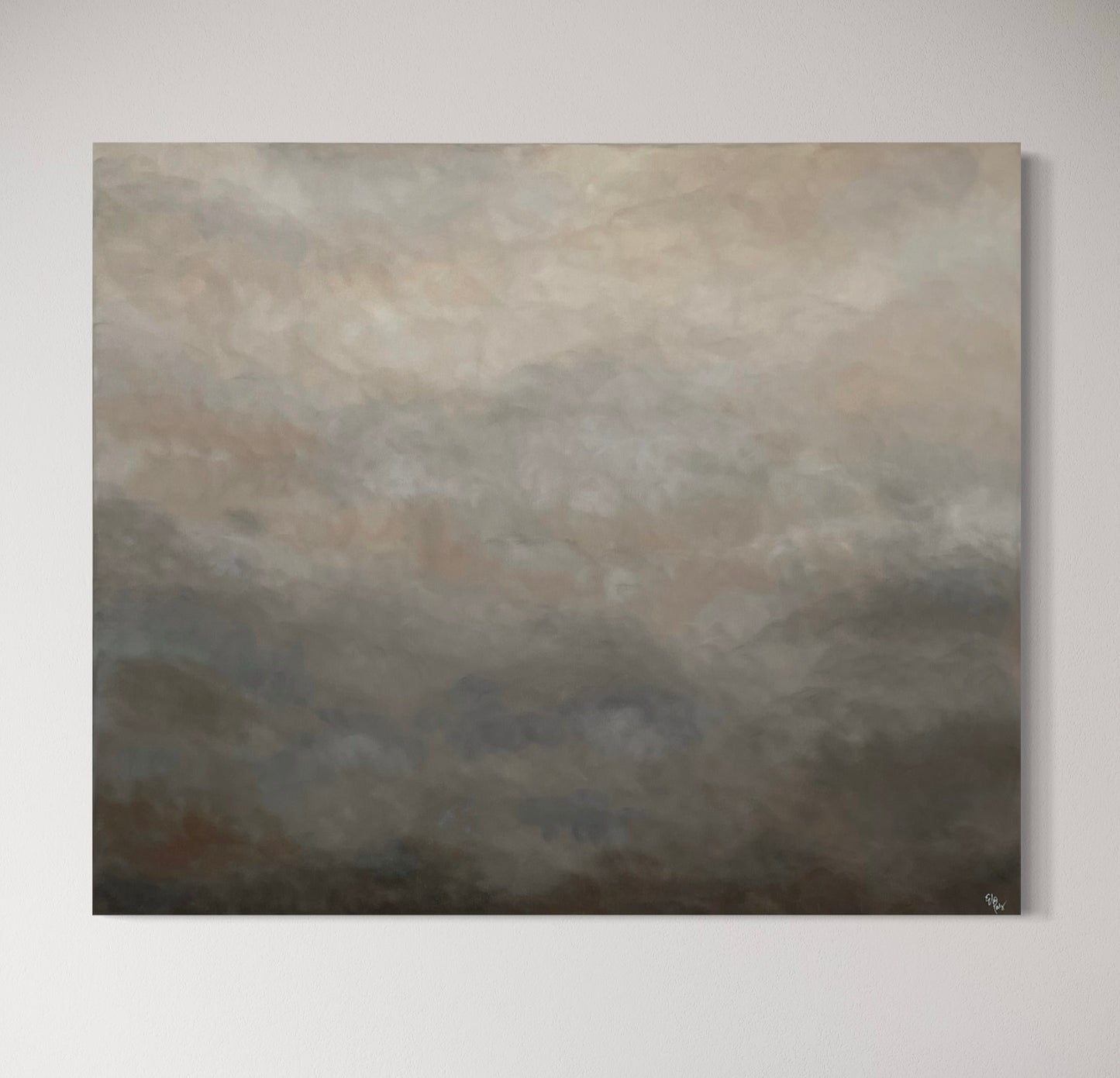 En tavla i vit, beige och grå som hänger på en helvit vägg