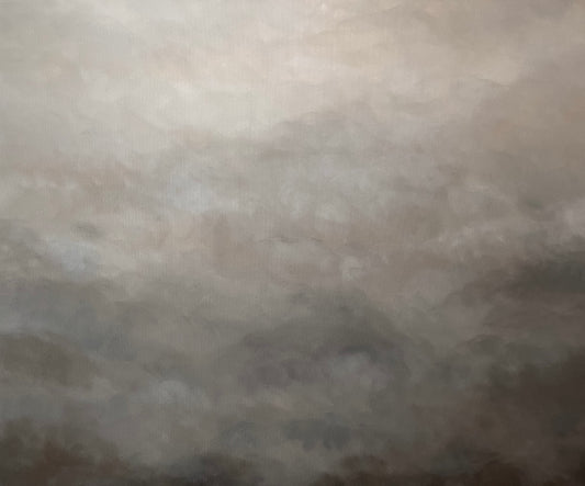 Närbild av skiftningar i en tavla som påminner om en mulen himmel i grå och beige