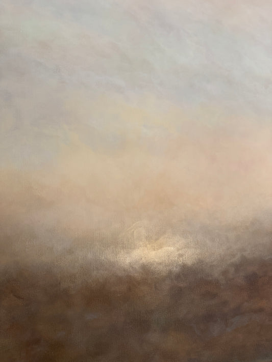 Närbild av en abstrakt tavla med mjuka skiftningar mellan brun, beige och ljusrosa. I tavlan syns detaljer i guld, som skimrar i ljuset.