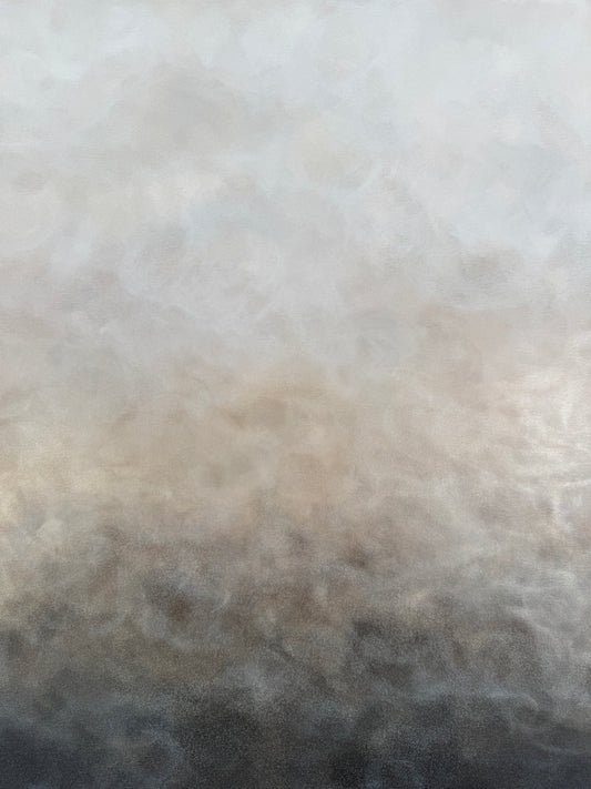 Närbild av skiftningarna i en handmålad tavla i beige, vit, grå och svart