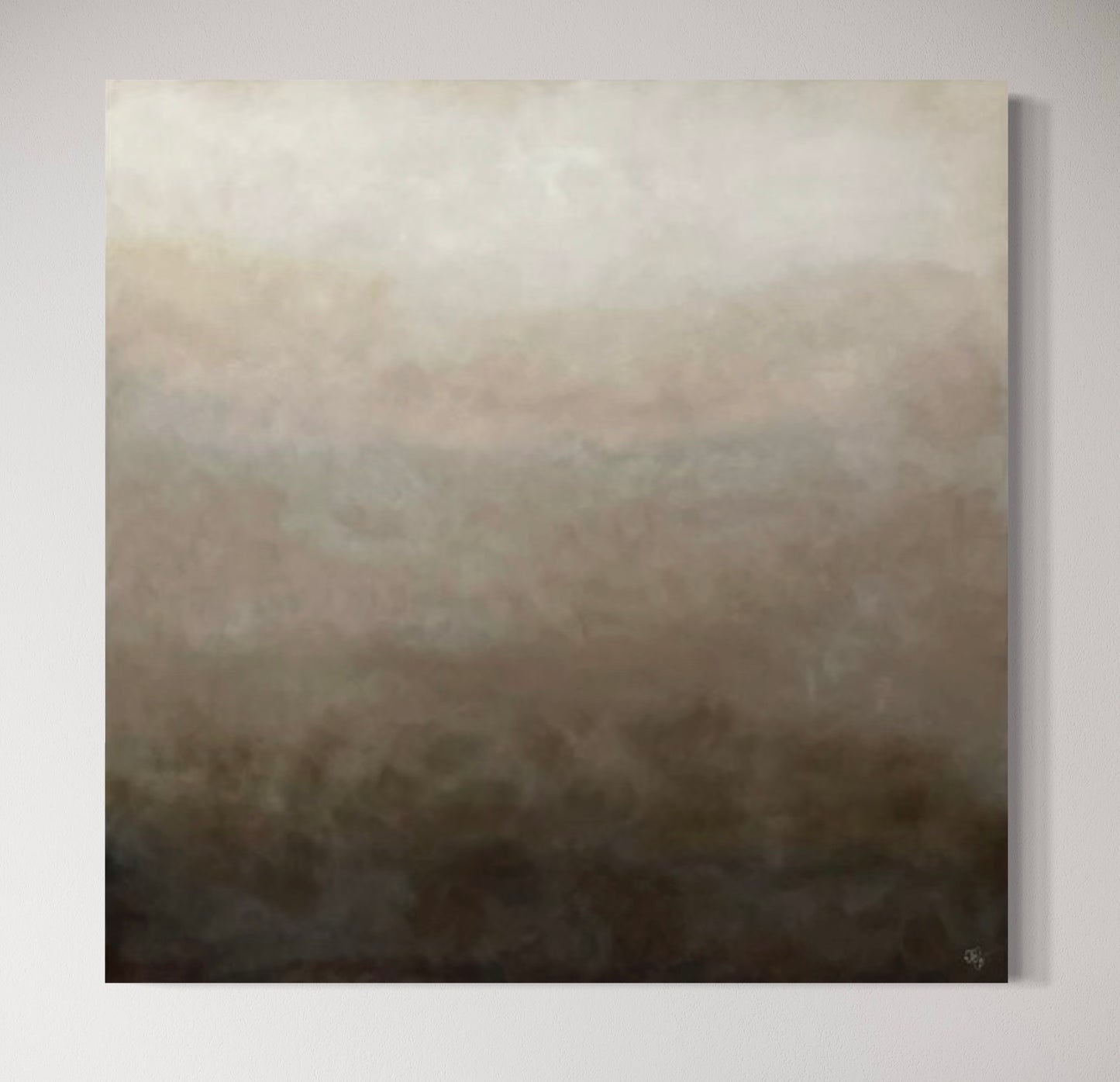 En tavla i vit, beige och brun som hänger på en vit vägg