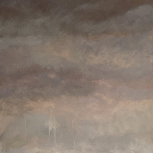 Närbild av en tavla där man ser penseldrag i mjuka molnliknande övergångar mellan brun, grå, beige och vit