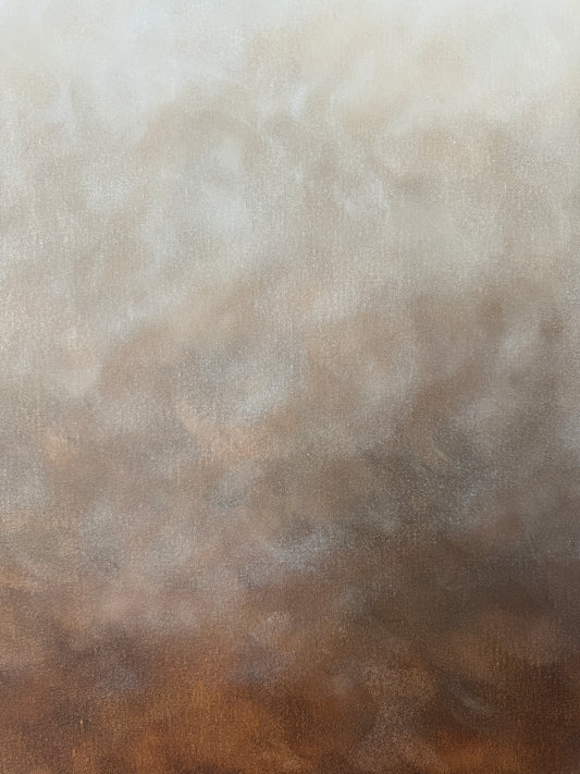 Närbild av en tavla där man ser penseldrag som visar mjuka övergångar i en gradient från brun till beige och vit.