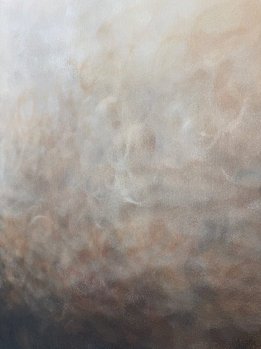 Närbild av en tavla där man ser penseldrag som visar mjuka övergångar i en gradient från svart och brun till beige och vit.