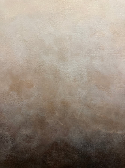 Närbild av en abstrakt tavla med mjuka skiftningar mellan brun, beige och vit