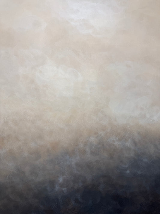 Närbild på en tavla med mjuka övergångar mellan brun, svart, beige och vit.