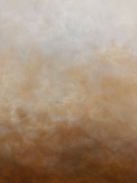 Närbild av en abstrakt tavla med mjuka skiftningar mellan kopparbrun, beige och vit