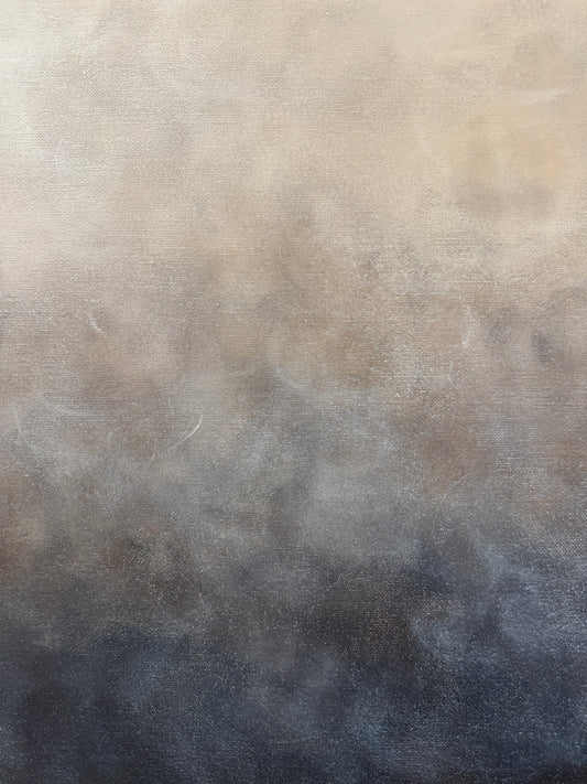 Närbild av en tavla där man ser penseldrag som visar mjuka övergångar i en gradient från svart och grå till beige och vit.