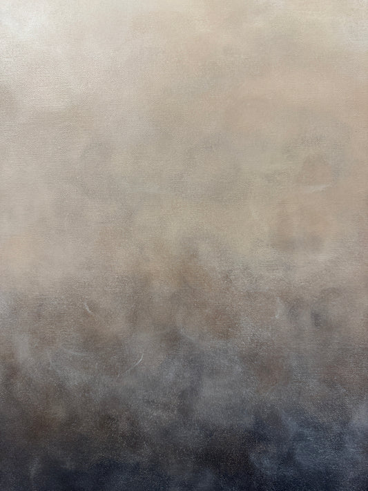 Närbild av en abstrakt tavla med mjuka övergångar från svart till grå och beige.