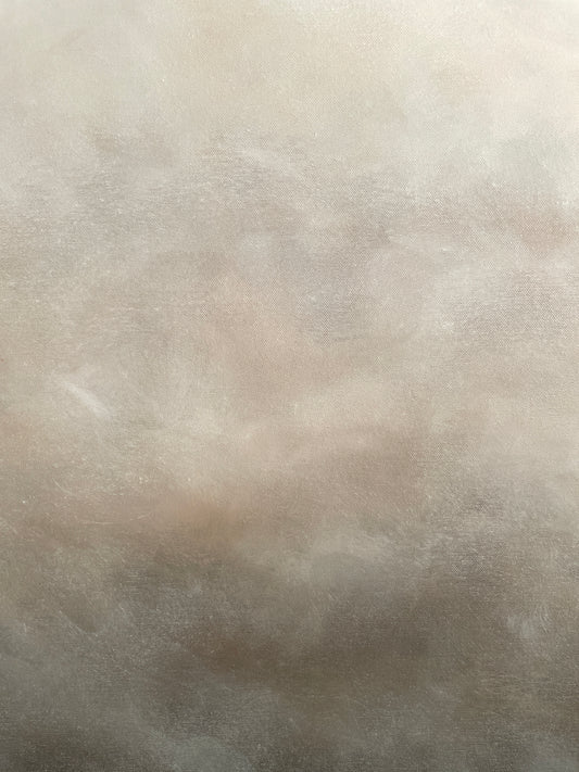 Närbild av ett abstrakt konstverk med skiftningar i beige, grå och vit