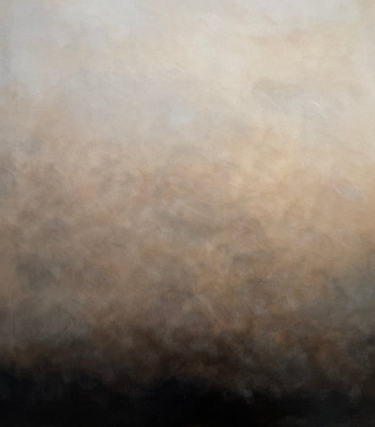 Närbild av ett abstrakt konstverk med en gradient från vit och beige till brun och svart