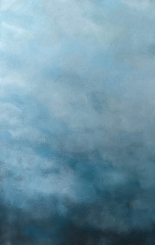 Närbild av en abstrakt tavla föreställande en molnig blå himmel